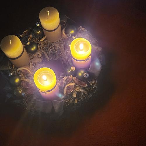 Adventkranz mit zwei brennenden Kerzen