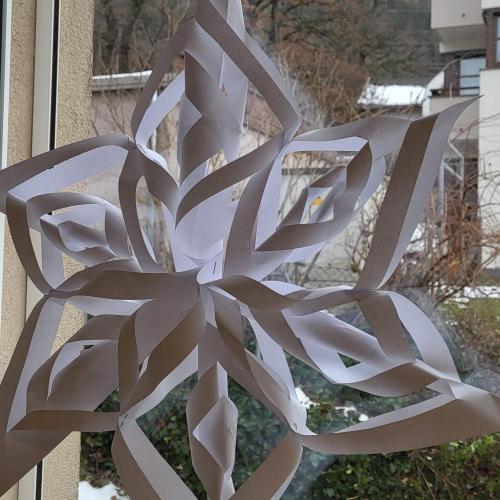 großer 3D-Stern aus Papier