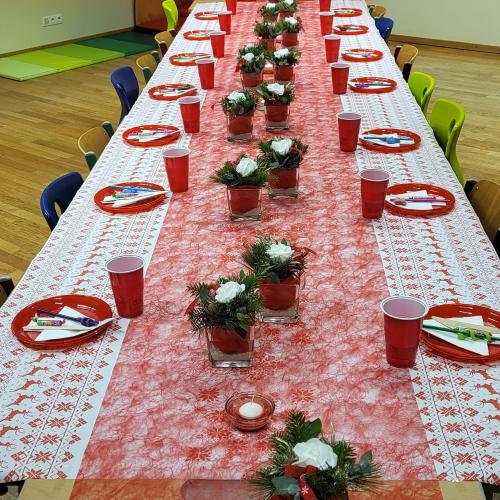 Weihnachtlich geschmückter Tisch mit Blumenschmuck