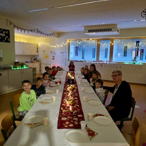 Frühstückstisch mit Kinder und weihnachtlicher Beleuchtung